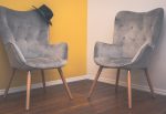 sillas de terciopelo gris
